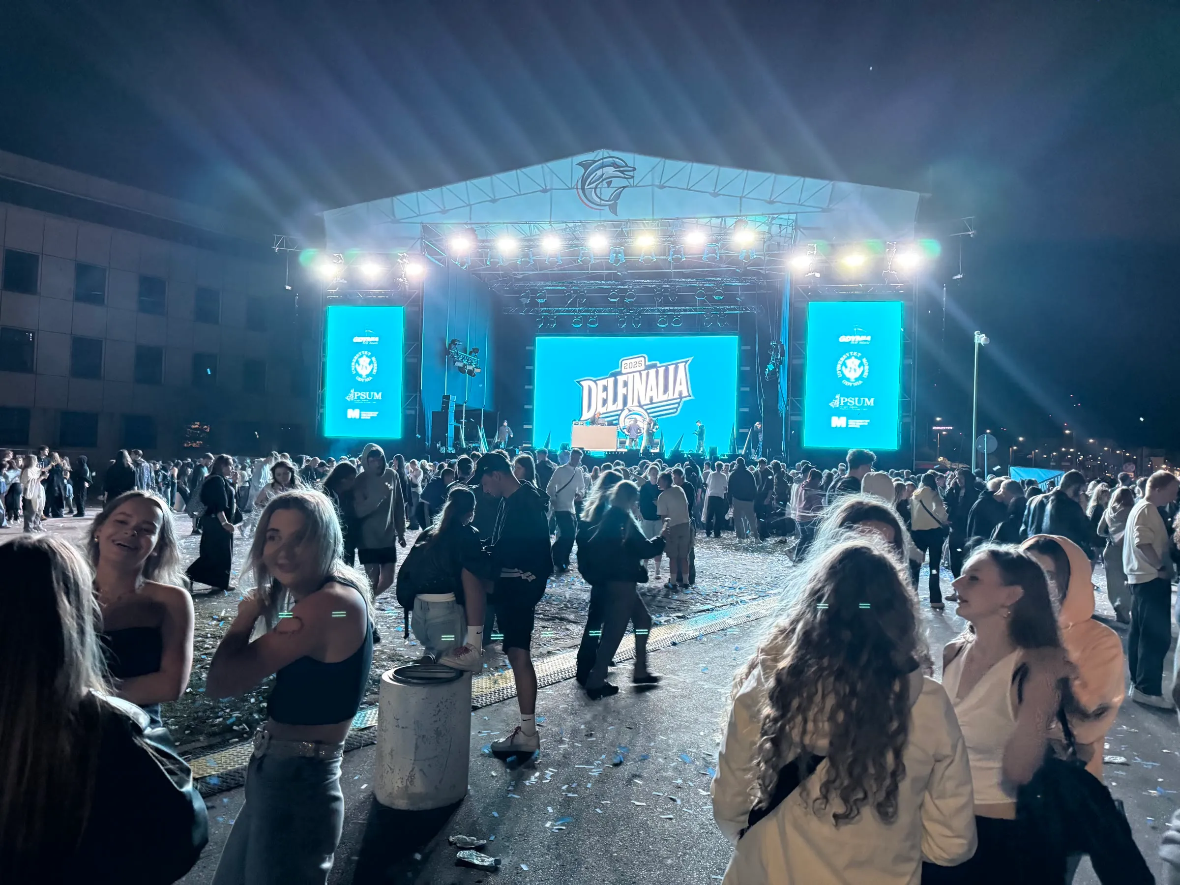 Oświetlona scena i publiczność po koncercie plenerowym