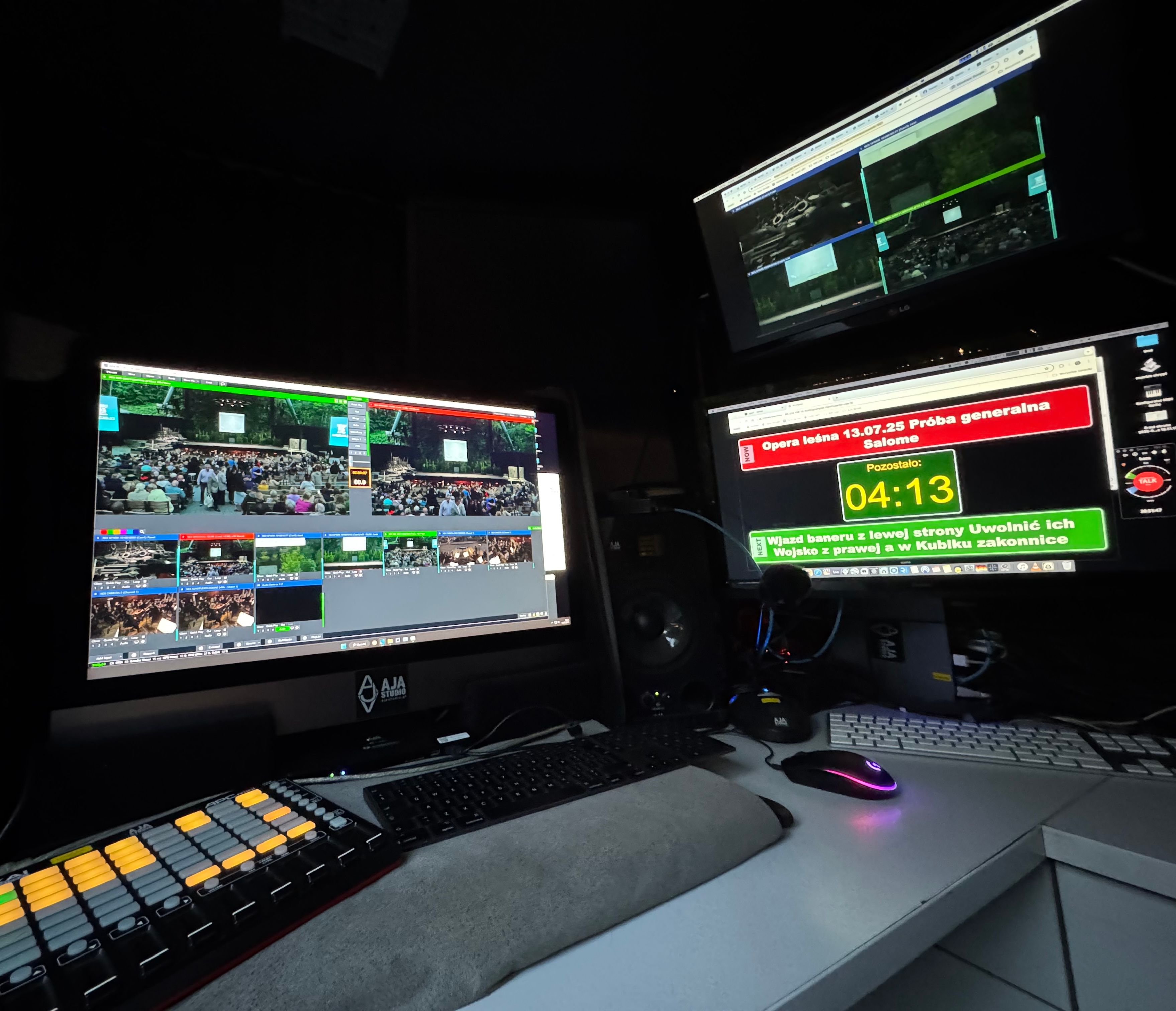 Stanowisko AJA Studio: czytelne monitory z podglądem realizacji wielokamerowej i AJA Skrypt z instrukcjami oraz timerem