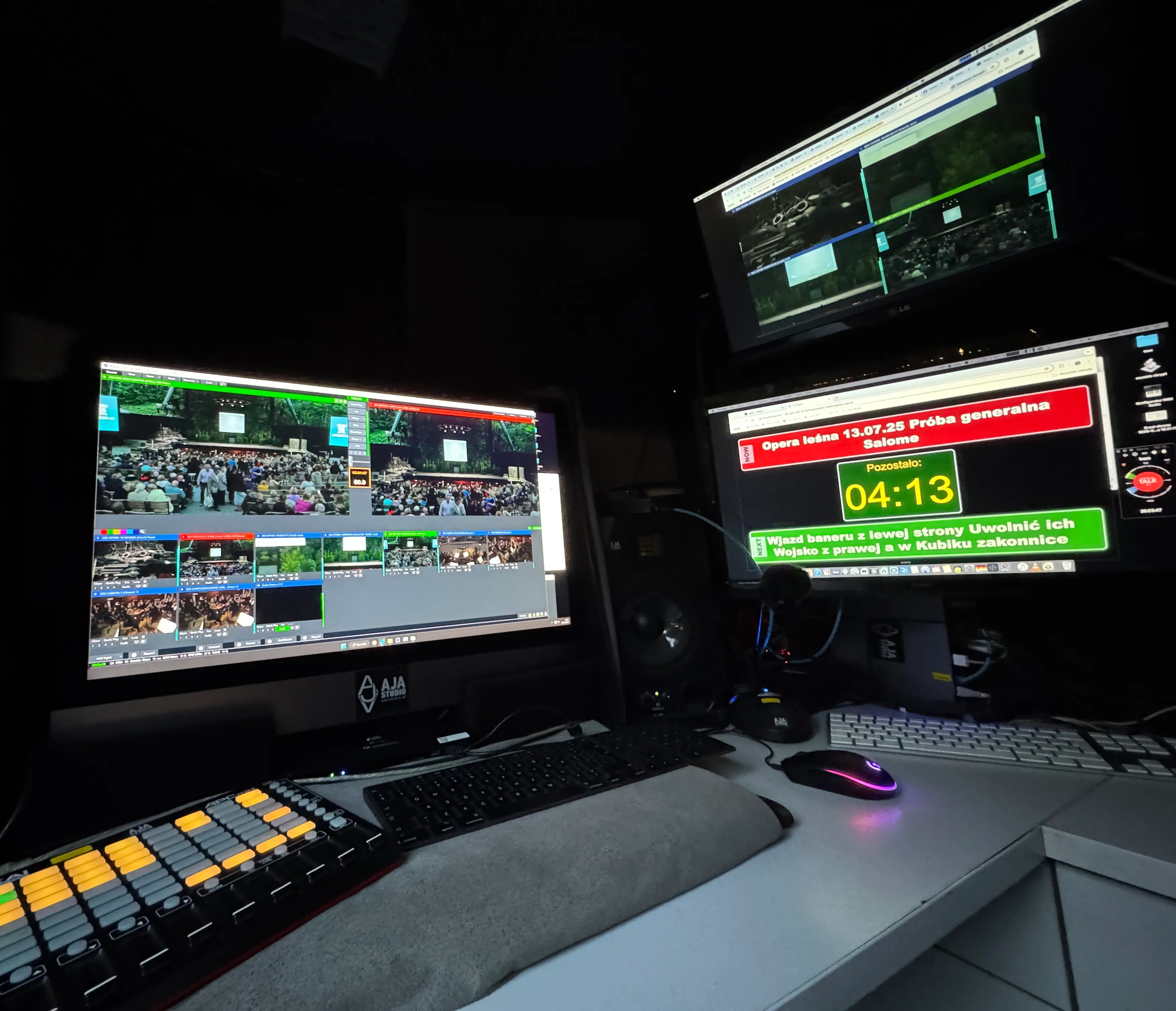 Stanowisko AJA Studio: monitory z podglądem realizacji wielokamerowej i AJA Skrypt z instrukcjami oraz timerem